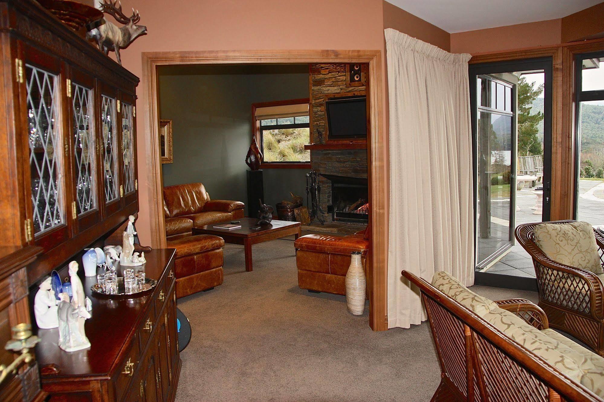 Dock Bay Lodge Te Anau Exterior photo